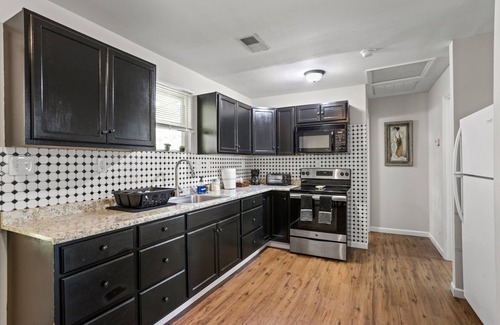 Woodside Cotton Mill Village Historic District Apartment | Wallk to coffee shops restaurants, breweries all with in 1.5 miles of downtown