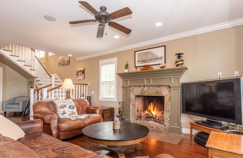 Petoskey House | 🏖Walloon Lakefront-Million Dollar Sunsets-Game Room-Fire Pit-Pets Welcome!🏖