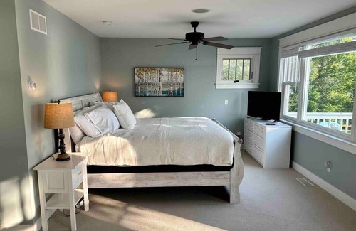 Petoskey House | 🏖Walloon Lakefront-Million Dollar Sunsets-Game Room-Fire Pit-Pets Welcome!🏖