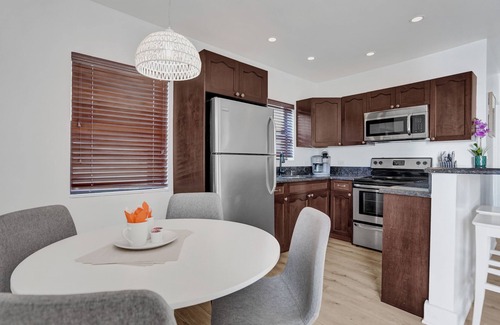 North Beach Apartment | WALNUT # 1 · Waves on Walnut - Beach access