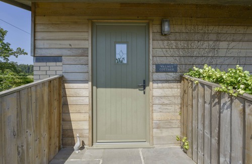 Teigngrace Cottage | WALNUT COTTAGE, pet friendly, country holiday cottage in Newton Abbot