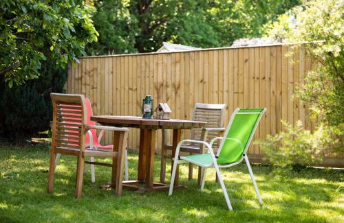 Kidlington Apartment | Walnut Flats-F3, 1-Bedroom with Stunning Garden View, AC, Parking, Netflix, WIFI - Close to Oxford, Bicester & Blenheim Palace