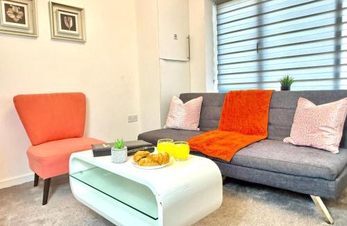 Kidlington Apartment | Walnut Flats-F5, Stylish 1-Bedroom - Parking, Netflix, WIFI - Close to Oxford, Bicester & Blenheim Palace