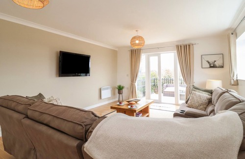 Lowestoft Cottage | WALNUT HOUSE, pet friendly, with pool in Lowestoft