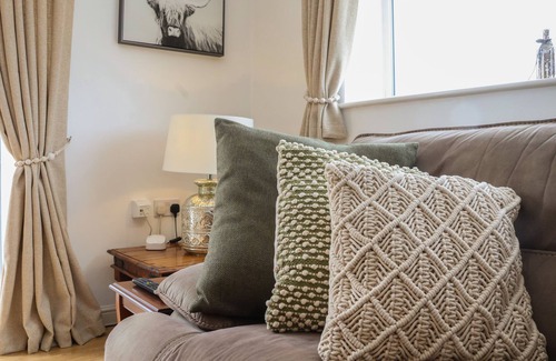 Lowestoft Cottage | WALNUT HOUSE, pet friendly, with pool in Lowestoft