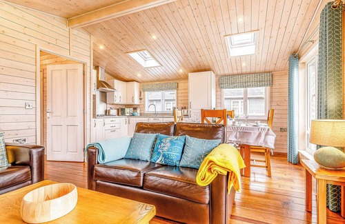Hundall Cottage | Walnut Lodge is a delightful 2-bedroom Nordic Style lodge sleeping 4 persons.