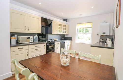 Attleborough Cottage | WALNUT SHADE, pet friendly, with a garden in Old Buckenham