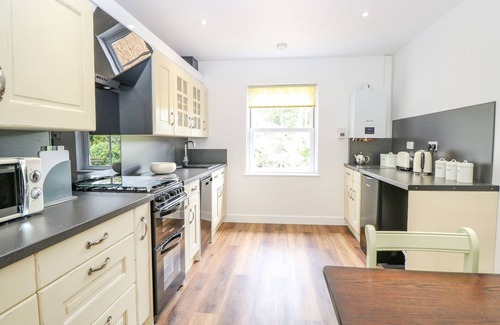 Attleborough Cottage | WALNUT SHADE, pet friendly, with a garden in Old Buckenham