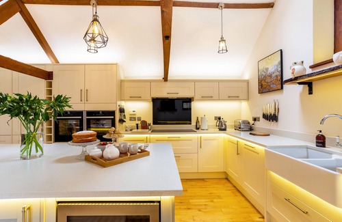 Horsham Apartment | Walnut Studio - perfect space for wellness retreats, functions, fine diningn