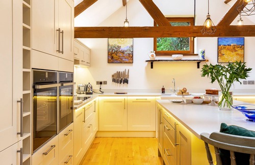 Horsham Apartment | Walnut Studio - perfect space for wellness retreats, functions, fine diningn