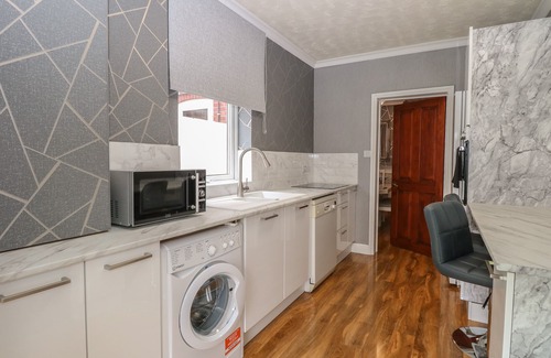 Great Yarmouth Cottage | WALPOLE HOUSE, pet friendly, with a garden in Great Yarmouth