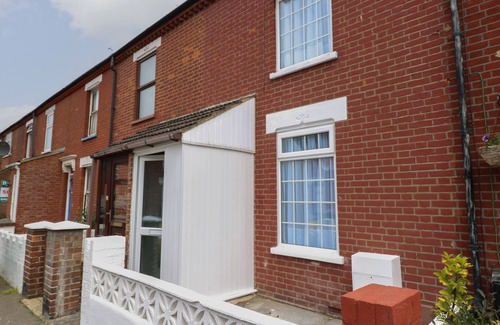 Great Yarmouth Cottage | WALPOLE HOUSE, pet friendly, with a garden in Great Yarmouth