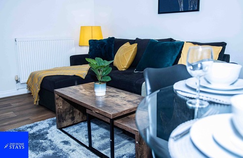 Walsall House | Walsall, 3-Beds, Sleeps 8, Groups & Contractors