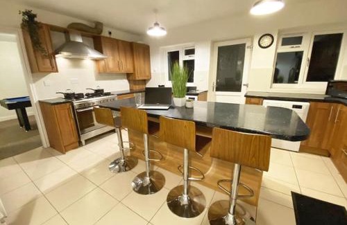 Walsall House | Walsall, M6 J10 - 7 beds, Sleeps 9, Super Wifi, Free Parking, min 4 nights