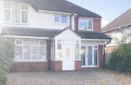 Walsall House | Walsall, M6 J10 - 7 beds, Sleeps 9, Super Wifi, Free Parking, min 4 nights