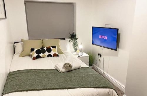 Walsall House | Walsall, M6 J10 - 7 beds, Sleeps 9, Super Wifi, Free Parking, min 4 nights