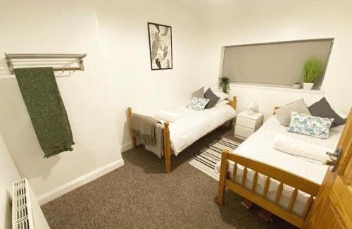 Walsall House | Walsall, M6 J10 - 7 beds, Sleeps 9, Super Wifi, Free Parking, min 4 nights