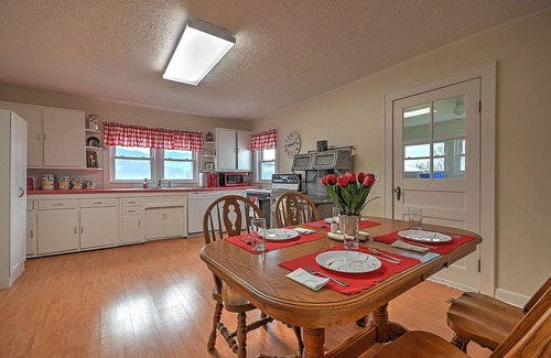 Elizabethton House | Walter & Mae's Farmhouse: Charming accomodations with gorgeous mountain views