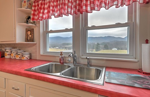 Elizabethton House | Walter & Mae's Farmhouse: Charming accomodations with gorgeous mountain views