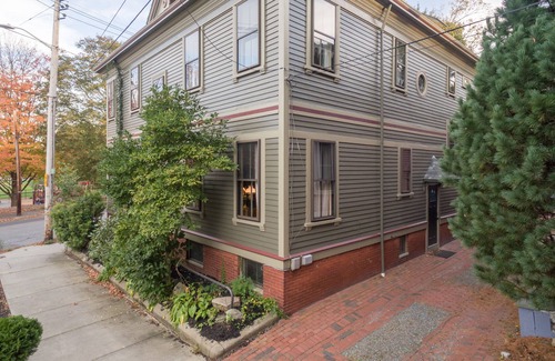 College Hill Apartment | Walter S. Budlong Apartment - Sunny, Large, Sleeps 4. Close to Brown and RISD