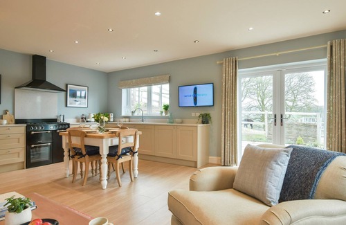Chapel en le Frith Cottage | WALTON HOUSE COTTAGE, romantic, with hot tub in Chapel-En-Le-Frith