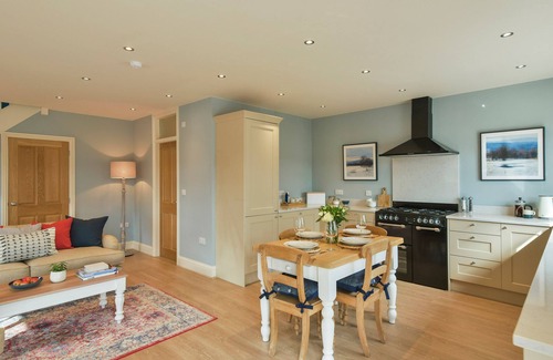 Chapel en le Frith Cottage | WALTON HOUSE COTTAGE, romantic, with hot tub in Chapel-En-Le-Frith