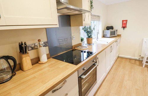 Walworth Cottage | WALWORTH CASTLE HOLIDAY COTTAGE, pet friendly in Darlington