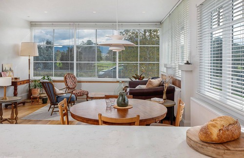 Kingston Beach Cottage | Wanderhaven- Restored 100 years old cottage with golf and river views