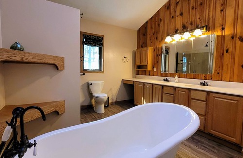 Custer House | Wandering Goat*HOT TUB*Secluded privacy near town