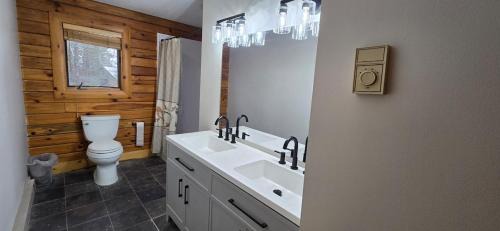 Paradise Point House | Wandering Woods- 3 Bedroom Home with Hot Tub and Firepit