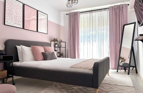 Rasnov Apartment | Wanderlust Home Pink, Rasnov Apt for 4, Wifi and Free Parking