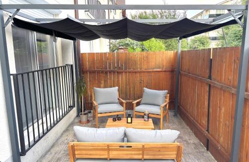 Rasnov Apartment | Wanderlust Home Pink, Rasnov Apt for 4, Wifi and Free Parking