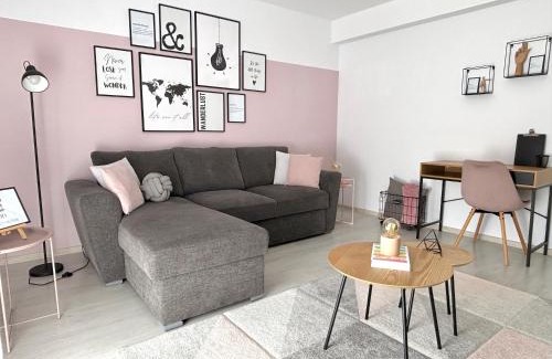 Rasnov Apartment | Wanderlust Home Pink, Rasnov Apt for 4, Wifi and Free Parking