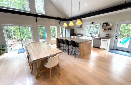 Lion's Head House | Wanderwood Modern Cottage W Games