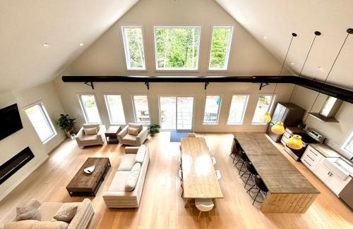 Lion's Head House | Wanderwood Modern Cottage W Games