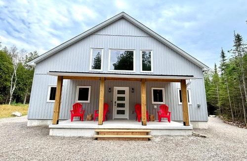 Lion's Head House | Wanderwood Modern Cottage W Games