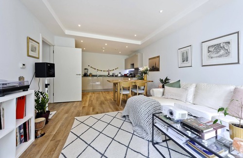 Earlsfield Apartment | Wandle Waters, by Veeve