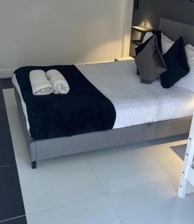 Thornton House | Wandsworth, South London Deluxe King Room 5