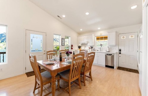 Manson House | Wapato Lake Waterfront Retreat