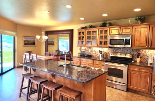 Wapato Point Condo | Wapato Point Halmalka Condo 502-B 2 Bed 2 Bath Sleeps 5-6, Close to Outdoor Pool