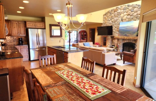 Wapato Point Condo | Wapato Point Halmalka Condo 502-B 2 Bed 2 Bath Sleeps 5-6, Close to Outdoor Pool