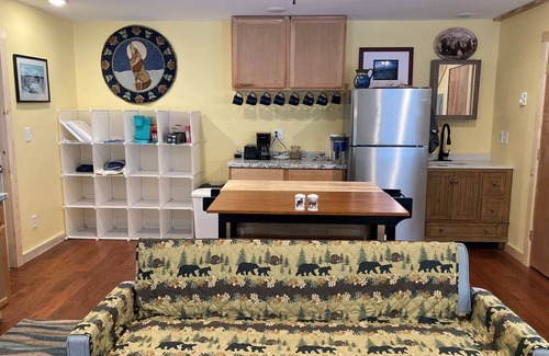 Gardiner Cabin | Wapiti Cabin - a Wolf Crossing Cabin next to Yellowstone