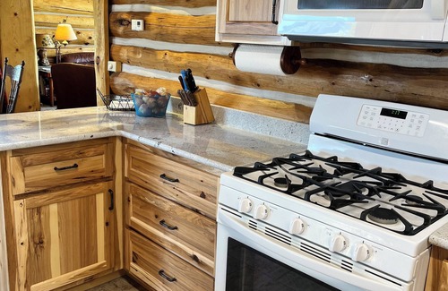 Wapiti House | Wapiti Peek- breathtaking views, pet friendly, only a 30-minute drive to Yellowstone National Park!