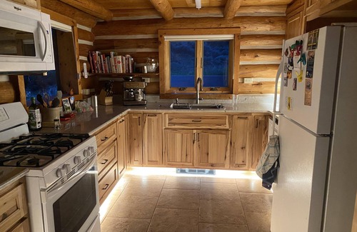Wapiti House | Wapiti Peek- breathtaking views, pet friendly, only a 30-minute drive to Yellowstone National Park!