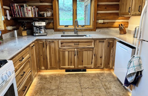 Wapiti House | Wapiti Peek- breathtaking views, pet friendly, only a 30-minute drive to Yellowstone National Park!