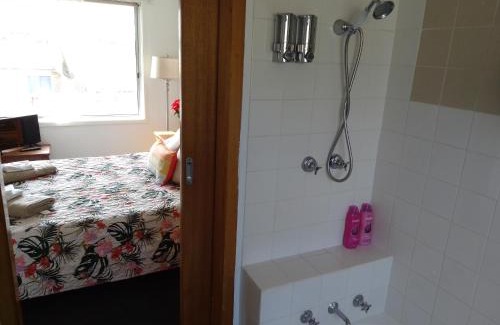 Waratah Apartment | Waratah Waterfall Retreat Unit 1 Free Pay TV In Two Rooms Free WiFi