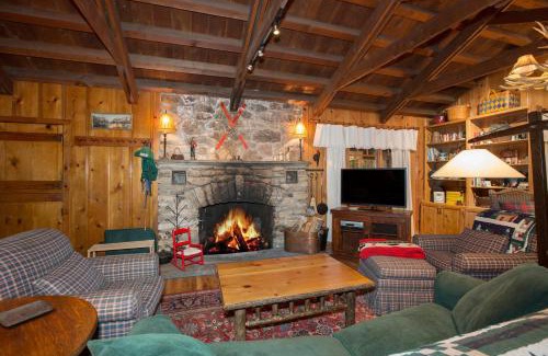 Sunnyside House | Ward Creek Retreat - Cozy Old Tahoe Cabin w Short Drive to Ski Resorts Pet Friendly