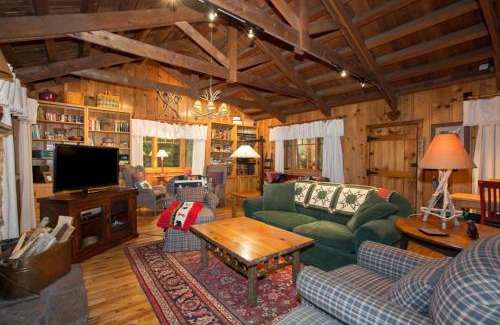 Sunnyside House | Ward Creek Retreat - Cozy Old Tahoe Cabin w Short Drive to Ski Resorts Pet Friendly