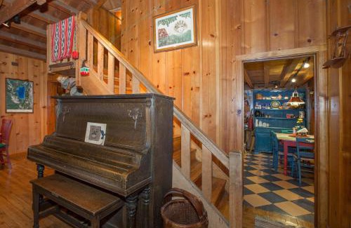 Sunnyside House | Ward Creek Retreat - Cozy Old Tahoe Cabin w Short Drive to Ski Resorts Pet Friendly