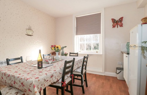 Dursley Apartment | WARDS COURT 2, family friendly, with a garden in Frampton On Severn